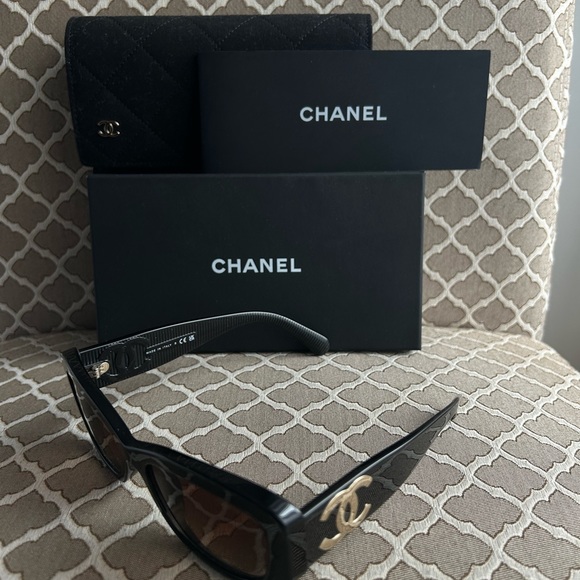 Chanel sunglasses MINT CONDITION 🕶️ - Picture 7 of 10